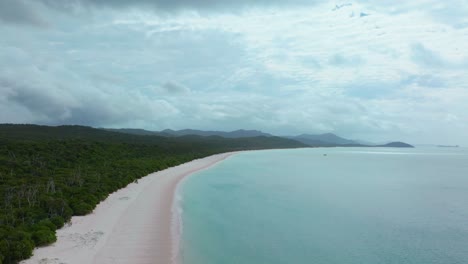 Whitehaven-Beach,-Atemberaubender-Weißer-Sand,-Luftaufnahme,-Drohne,-Whitsunday-Islands,-Australien,-Bewölkt,-Schatten,-Regen,-Äußeres-Great-Barrier-Reef,-Klares-Blaues-Aqua,-Ozean,-Hügel,-Einlass,-Aussichtspunkt,-Segelboot,-Yachten,-Statische-Aufnahme