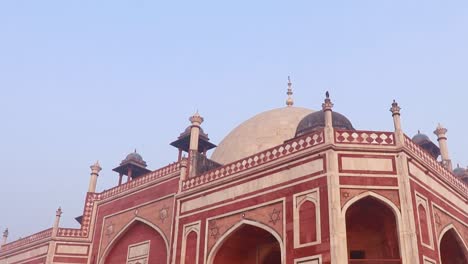 Tumba-De-Humayun-En-La-Mañana-Brumosa-Desde-Una-Perspectiva-única-Tomada-En-Delhi-India