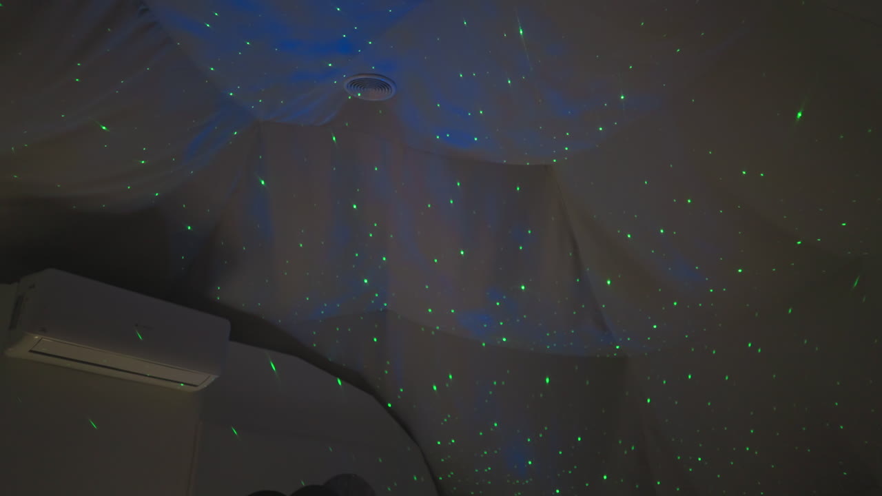 별이 달린 밤 방 장식