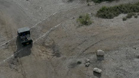 buggy drive en un sendero en un parque del desierto, imágenes aéreas siguiendo el buggy