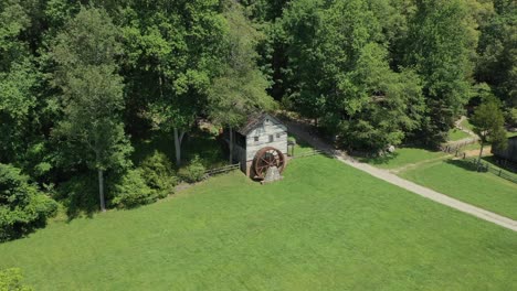 Old-Appalachia-water-mill-in-the-Museum-of-Appalachia-in-Tennessee