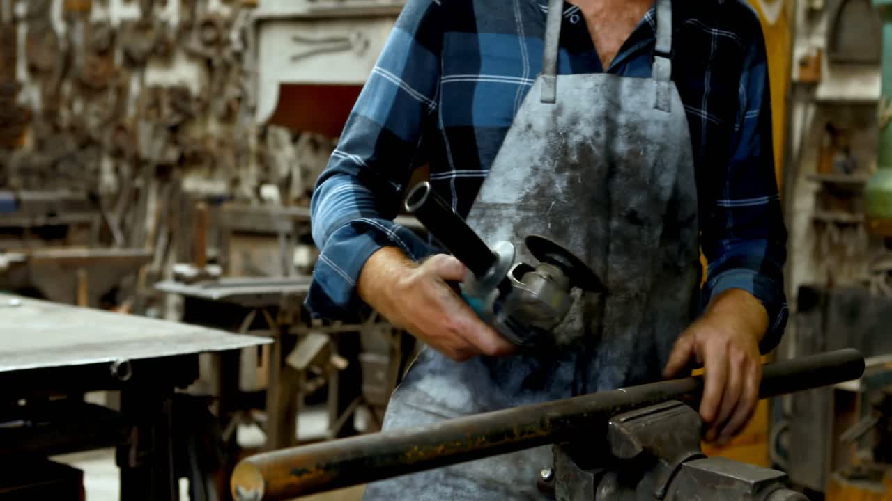 4k 막대기 에서 밀더 기계 를 사용하는 도공