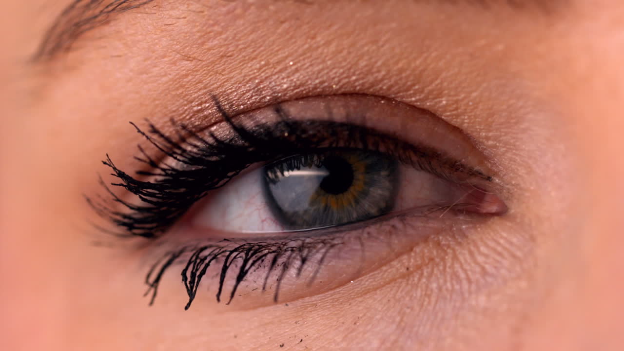 de perto de feito de olho piscando