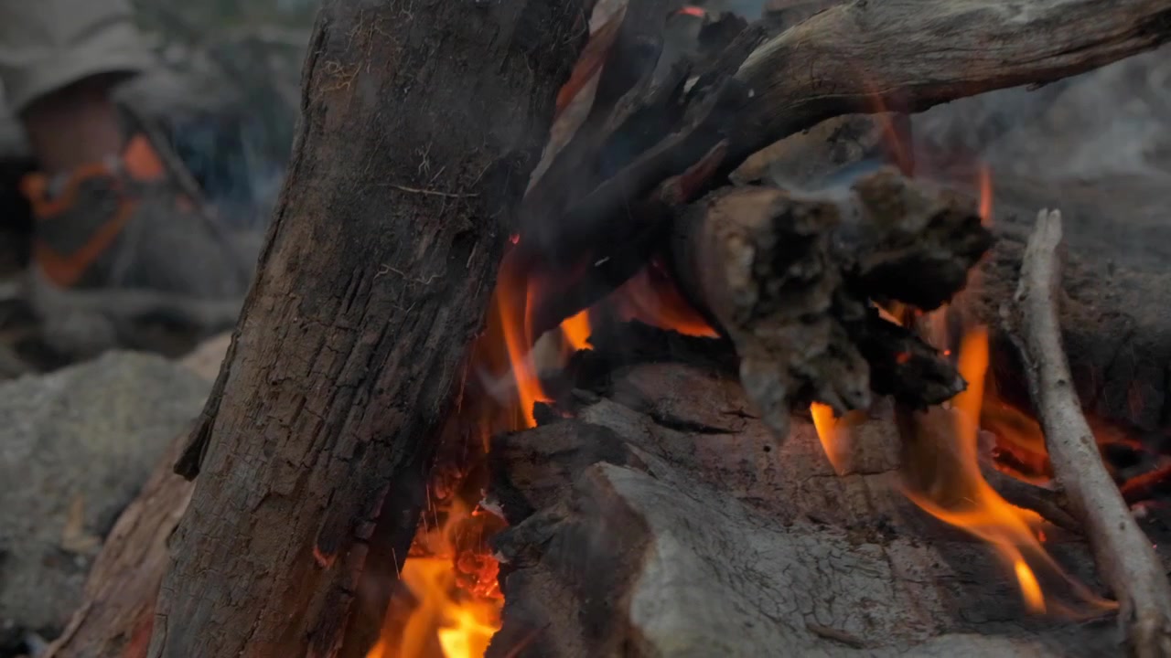 Il calore di un falò acceso che ripara il suo creatore dal freddo. Movimento lento.