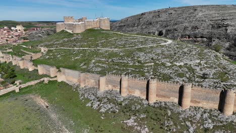 Vista-Aérea-Por-Drones-Del-Castillo-De-Berlanga-De-Duero,-Soria,-España