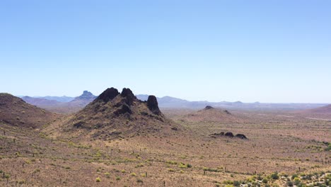 Luftaufnahme,-Langsame-Annäherung-An-Einen-Ikonischen-Vulkanhügel,-Der-In-Den-Mcdowell-Mountains,-Salt-River-Indianerreservat,-Scottsdale,-Arizona,-Gefunden-Wurde