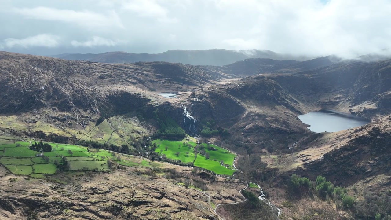 Irlands episke steder: Wild Atlantic Way, Kerryfjellene, Gleninchquin-dalen, innsjøer, fjell og fossefall.