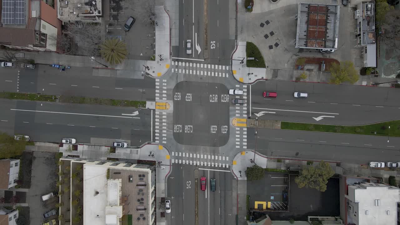 capturado desde una perspectiva de arriba hacia abajo en una tranquila mañana de sábado después de la lluvia, esta toma estática de drones ofrece una vista única de la intersección de la universidad y la calle sacramento en berkeley, ca