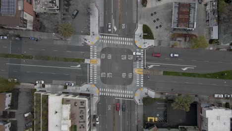 capturado desde una perspectiva de arriba hacia abajo en una tranquila mañana de sábado después de la lluvia, esta toma estática de drones ofrece una vista única de la intersección de la universidad y la calle sacramento en berkeley, ca