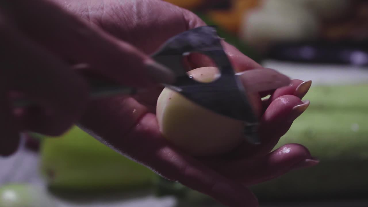 Mani di donna lavano, pelano e tagliano le verdure per lo stufato di verdure.