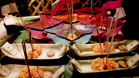 태국 치앙마이의 loi krathong 축제에서 사용 된 바나나 줄기로 만든 다채로운 떠다니는 사파오 또는 장식 된 바구니 그룹.