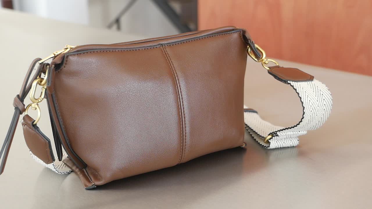 Bolso transversal de couro castanho