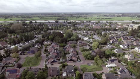 Niederländisches-Grünes-Wohnviertel-Mit-Ländlichen-Wiesen-Auf-Der-Anderen-Seite-Des-Flusses-Ijssel-In-Flacher-Landschaft-Am-Horizont