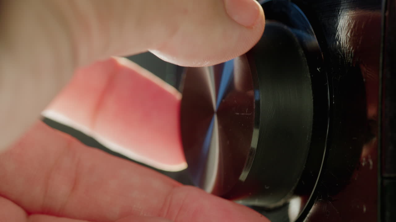 수신기에서 볼 레벨을 조정합니다. 손가락의 클로즈업으로 손잡이를 회전시니다.