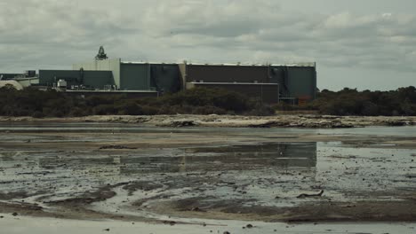 pisos de azufre cerca del lago rotorua con un edificio en el horizonte en nueva zelanda