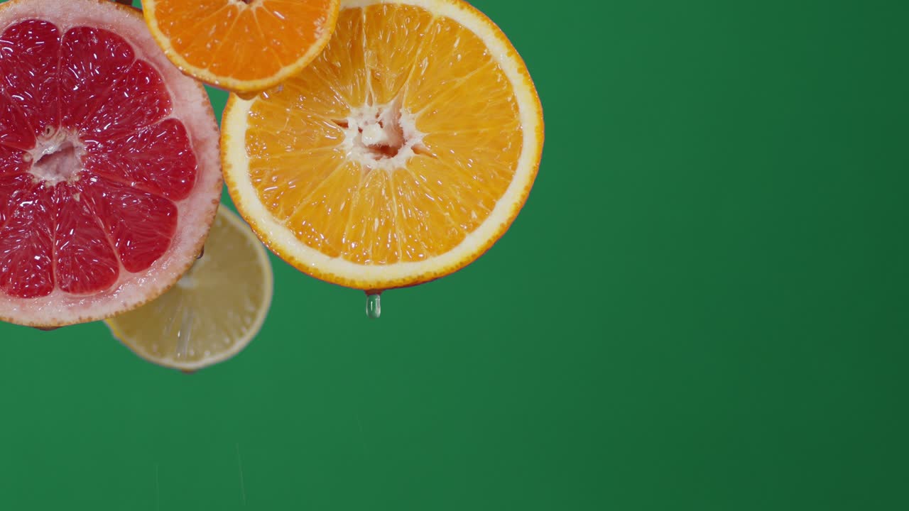 Con fette di agrumi maturi cade una goccia d'acqua