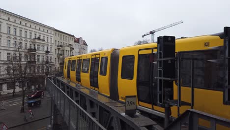 Moderne-Berliner-U-Bahn-Mit-Gelber-Farbe,-Die-An-Einem-Nebligen-Tag-In-Den-Bahnhof-Einfährt