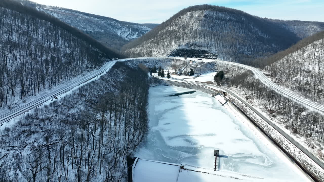 lago congelado y paso de montaña del ferrocarril curva de herradura