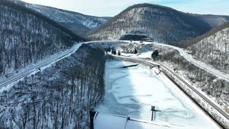 Lago-Congelado-Y-Paso-De-Montaña-Del-Ferrocarril-Curva-De-Herradura