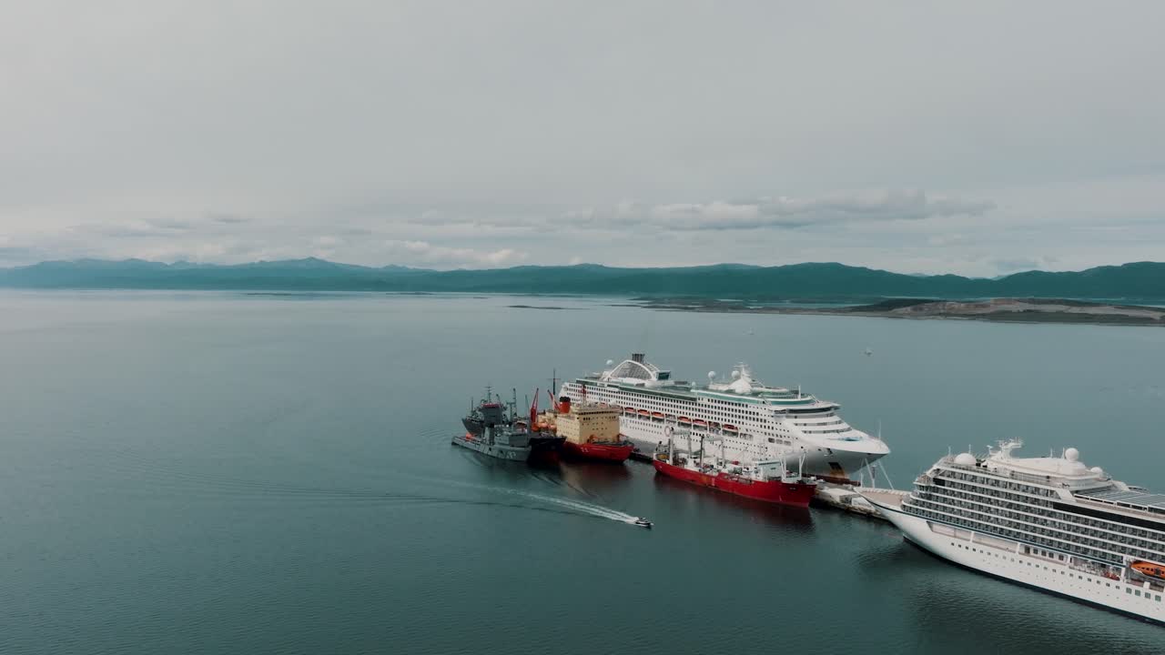 아르헨티나 파타고니아의 테라 델 파고라 (terra del fuego) 에 있는 크루즈 선박 - 공중 드론 촬영