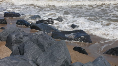 Olas-Del-Mar-Rompiendo-En-Las-Rocas-De-La-Playa