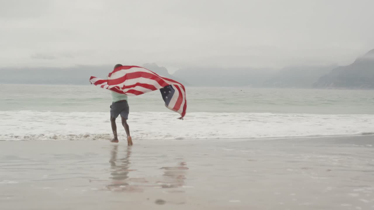 바다 근처 에서 자유로운 시간 을 즐기는 가족