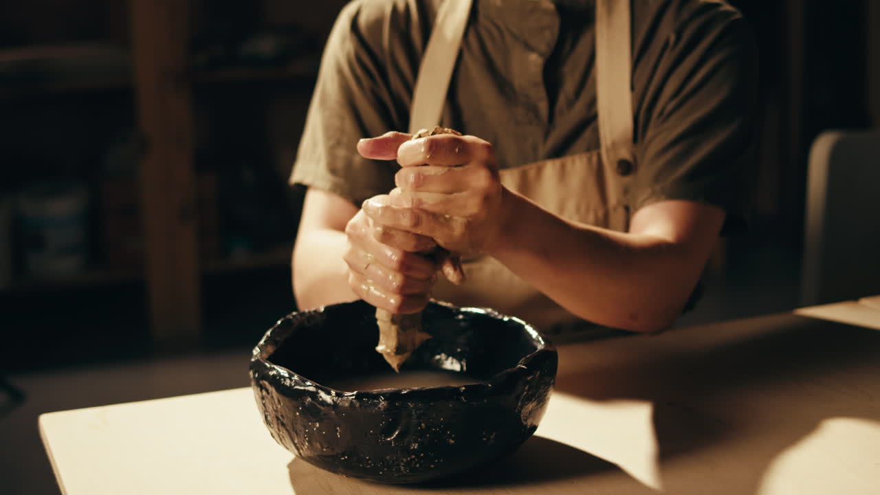 점토 를 사용 하는 도자기 예술가