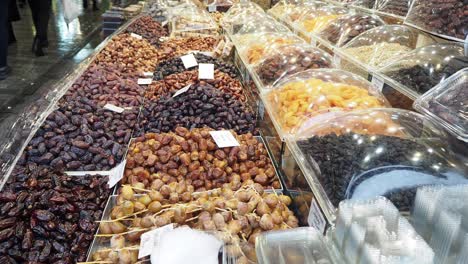 frutas secas y nueces en un puesto de mercado