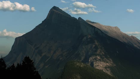 晚上的班夫山朗德尔