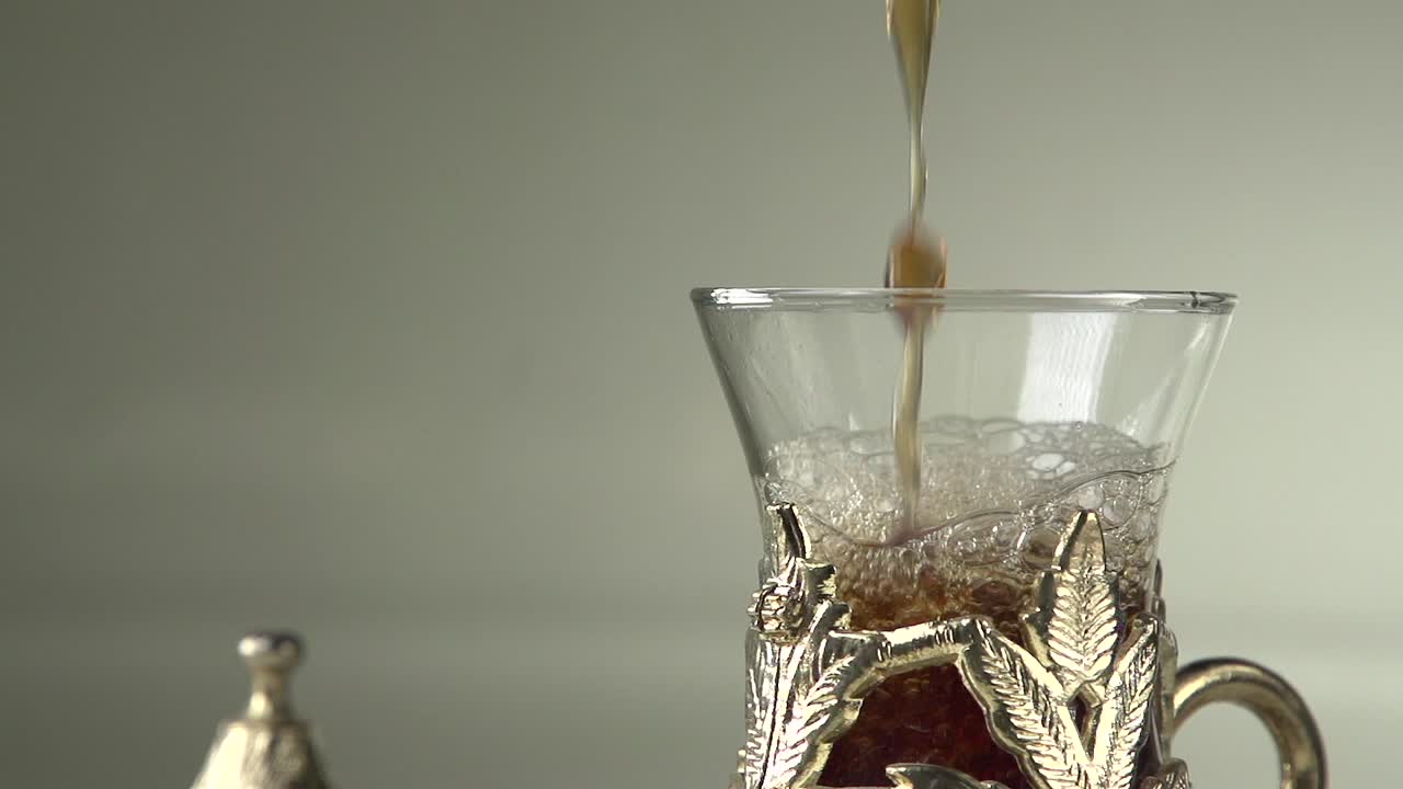 슬로우 모션으로 çay 서빙