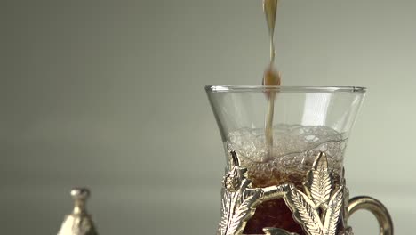 serving-çay-in-slow-motion