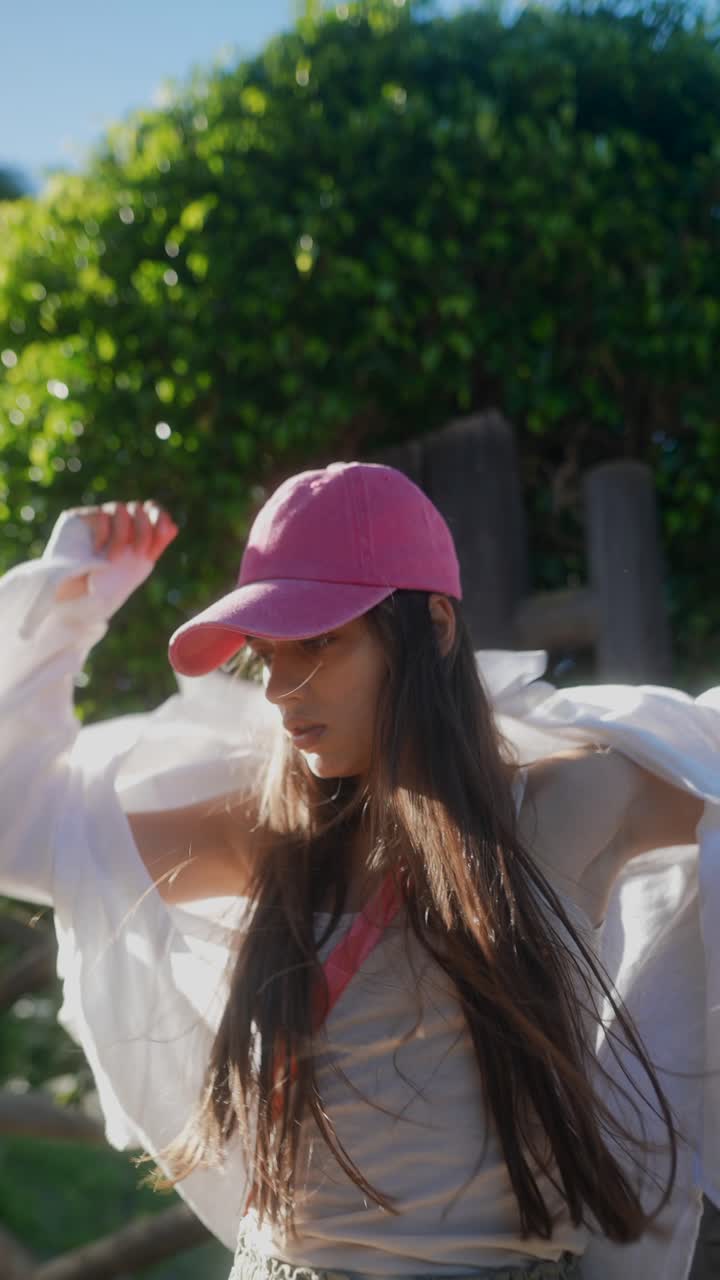 mujer bailando al aire libre