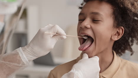 se recogió una muestra de saliva del niño.