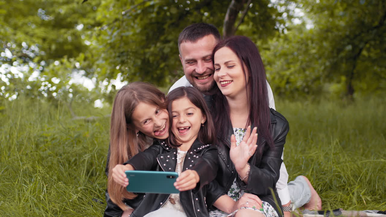 familia feliz tomando una selfie al aire libre