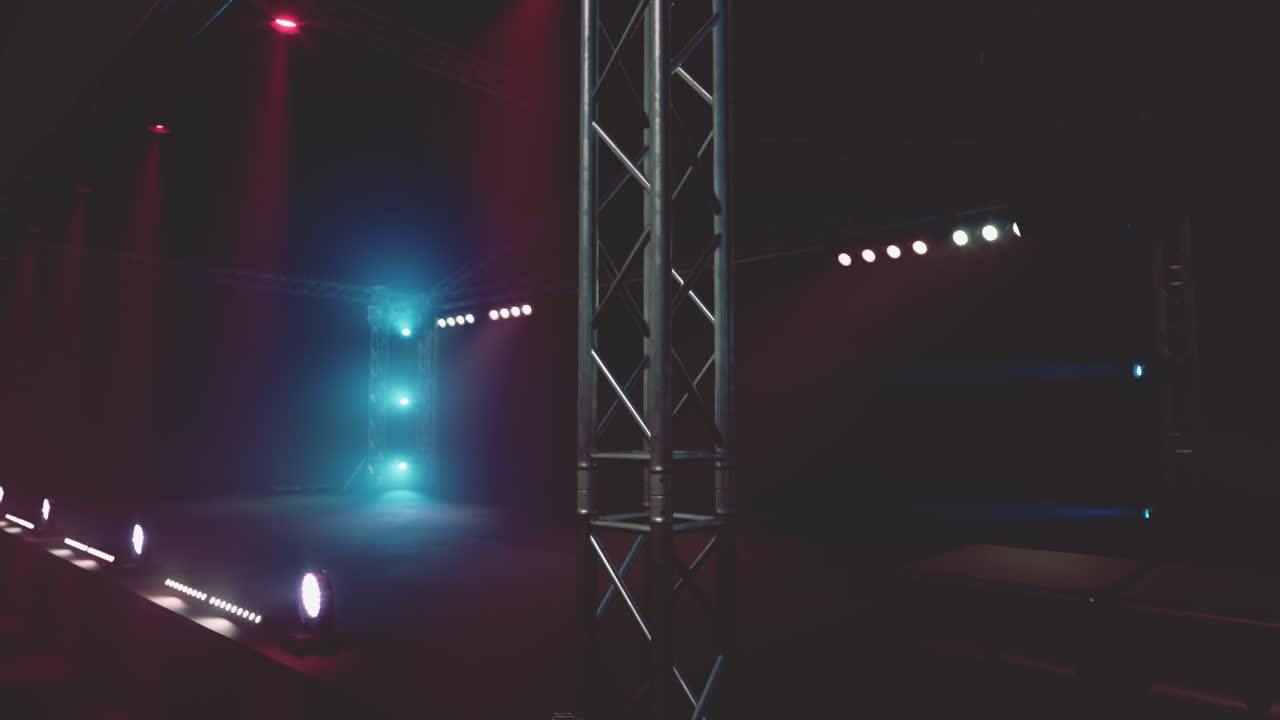 escenario vacío con equipo de iluminación