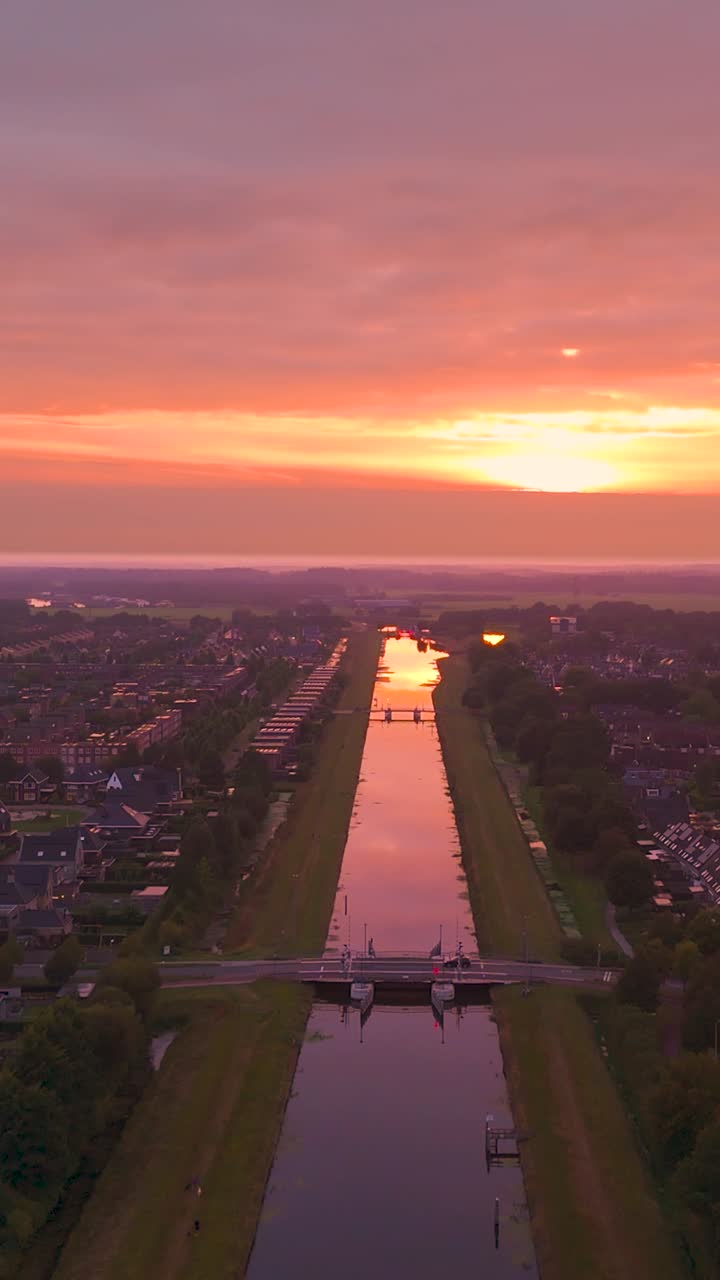 네덜란드 운하 마을 위의 해가 뜨는 모습