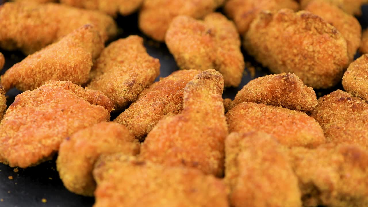 nuggets de pollo crujientes en un plato giratorio (con bucle sin costuras)