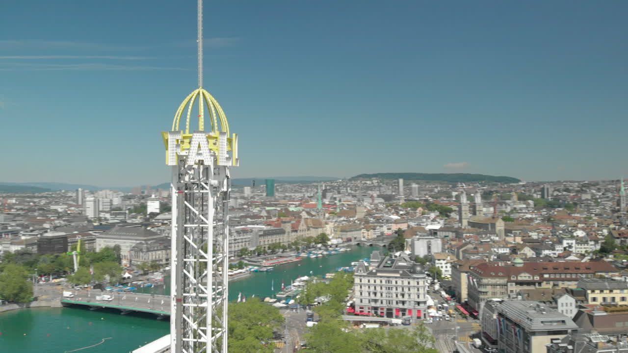 취리히페스트(zürichfest) 기간 동안 스위스 취리히(zürich) 호수와 도시가 있는 놀이공원 자유낙하탑 주변을 비행하는 공중 드론