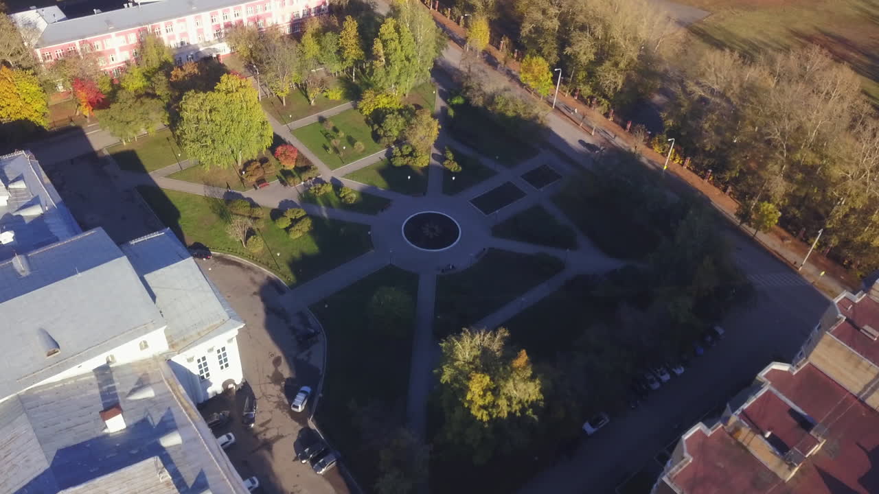 vista aérea de un parque del campus en otoño