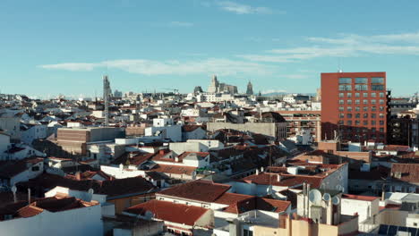 Los-Delanteros-Vuelan-Sobre-Los-Techos-De-Los-Edificios.-Desarrollo-Urbano-Denso-En-El-Centro-De-La-Ciudad-Iluminado-Por-El-Brillante-Sol-De-La-Tarde.