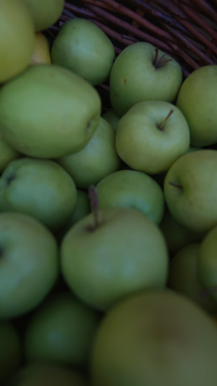 바구니 에 넣은 초록 사과
