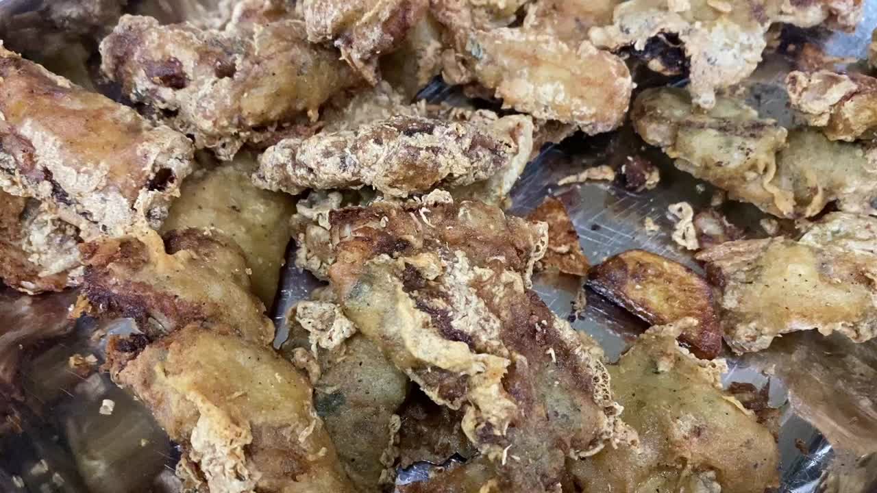 인도 의 결혼식 에서 금속 용기 에서 제공 되는 생선 버터 프라이