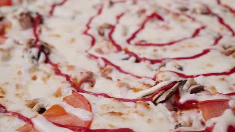 primer plano de una pizza con varios ingredientes
