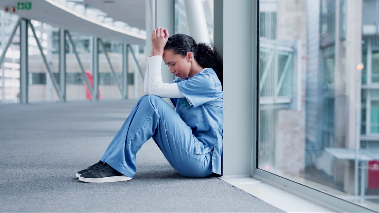 죽음, 스트레스 또는 슬픈 여성 외과 의사가 병원에