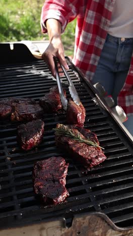 cocinando filetes en una parrilla