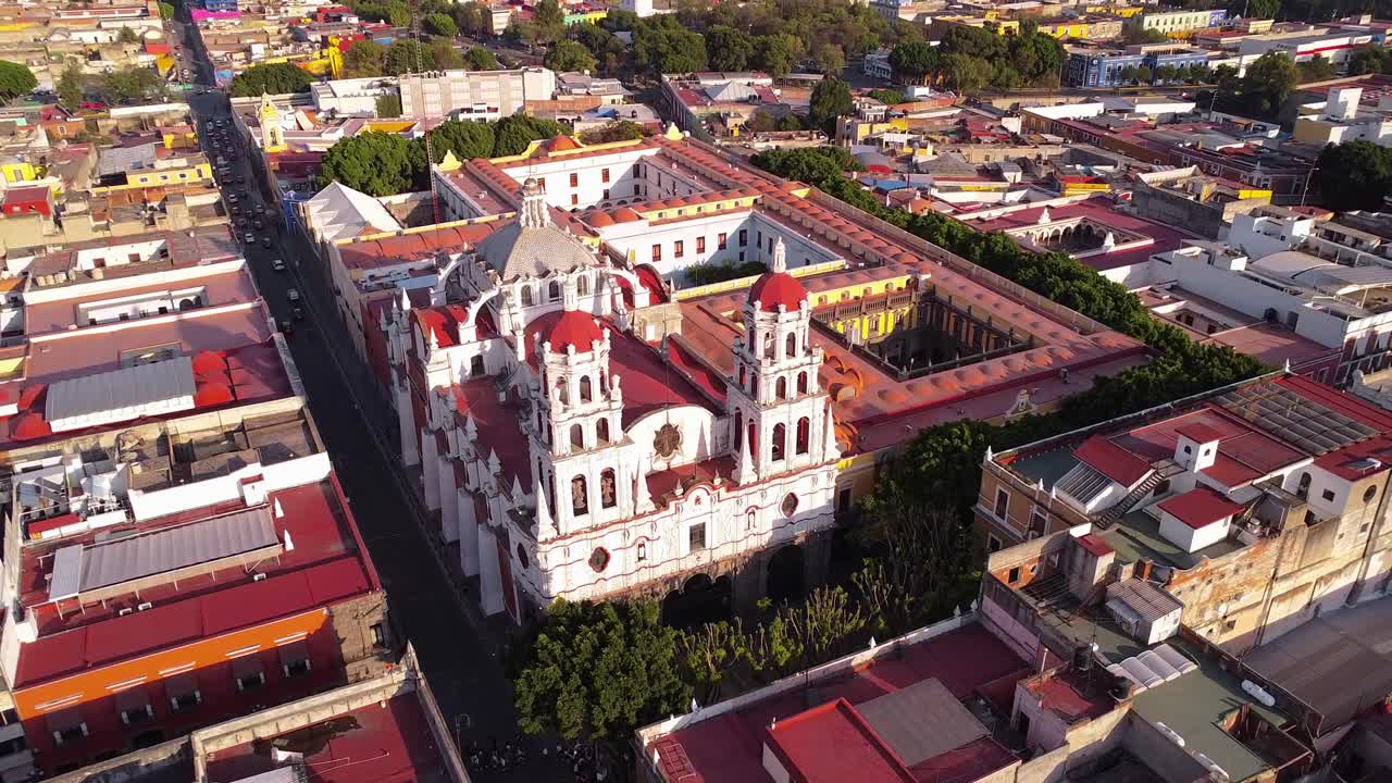 avión no tripulado en movimiento hacia atrás disparado sobre la parroquia del santo ángel guardián de analco o el templo de analco en la ciudad de puebla, puebla, méxico durante la mañana