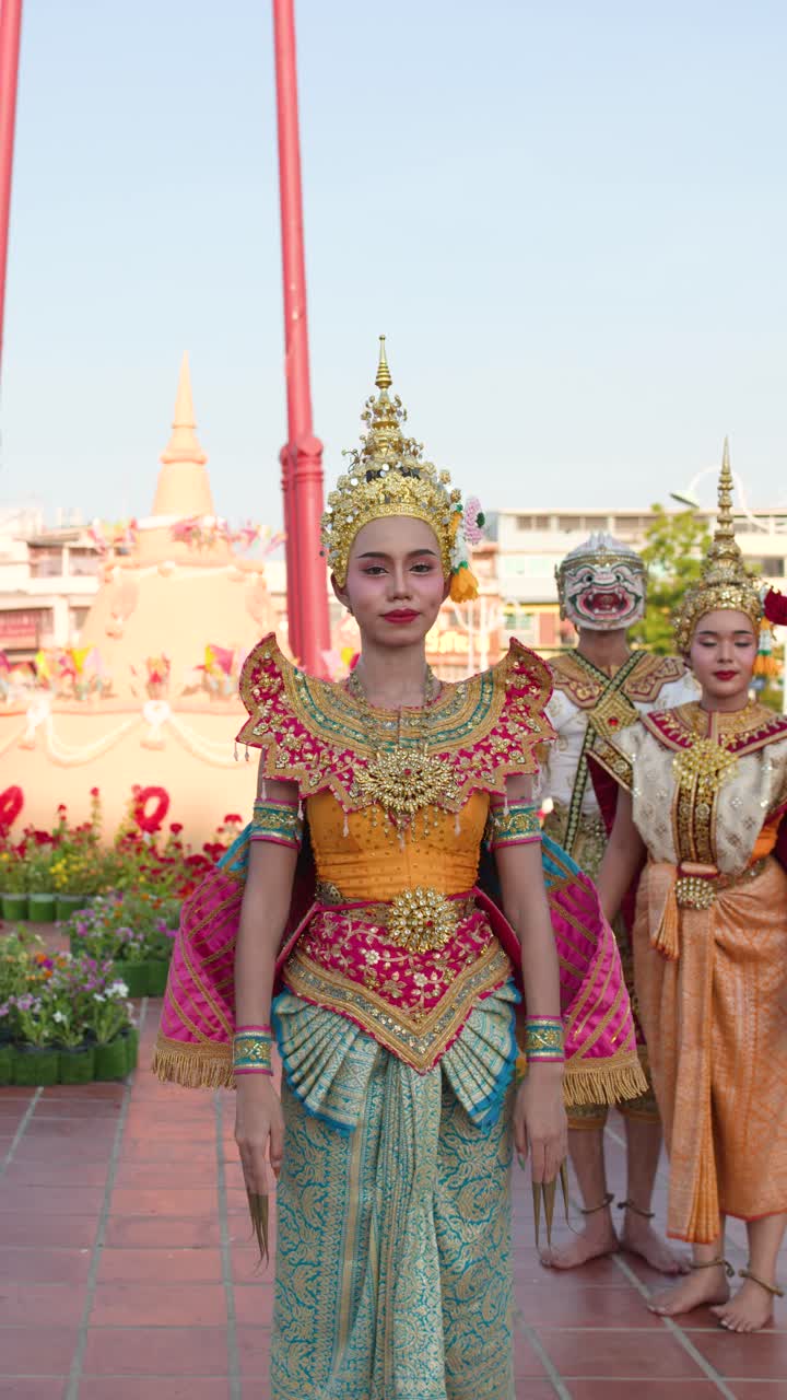 Uma dançarina clássica tailandesa posa com um traje ornamentado em frente ao Grande Baloiço em Banguecoque.
