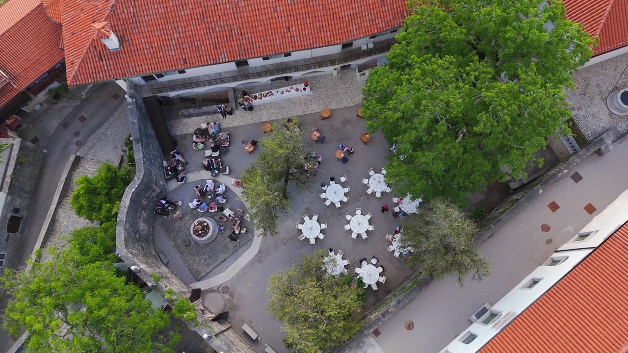 Veduta aerea dall'alto del cortile del ricevimento di matrimonio al Castello di Stanjel, Slovenia.