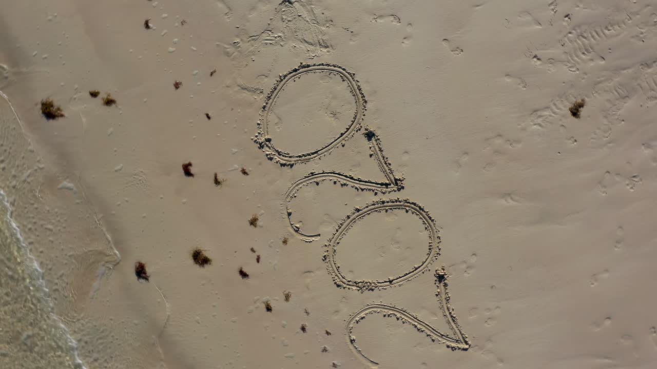 항공 카메라가 모래에 새겨진 미치광이한 20을 보여줍니다. 그것은 반시계 방향으로 돌아가고 돌아갑니다.