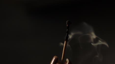 fósforos ardientes y humo